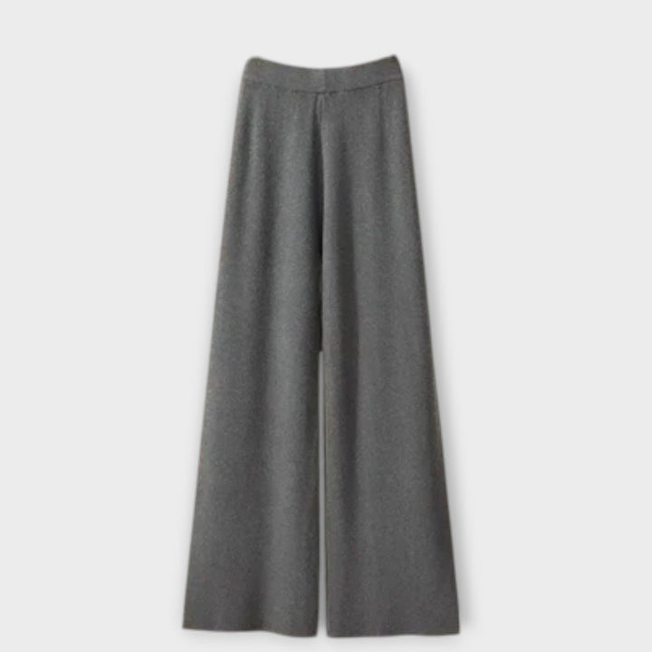 Aoibhín - Stylish and Cozy Ensemble