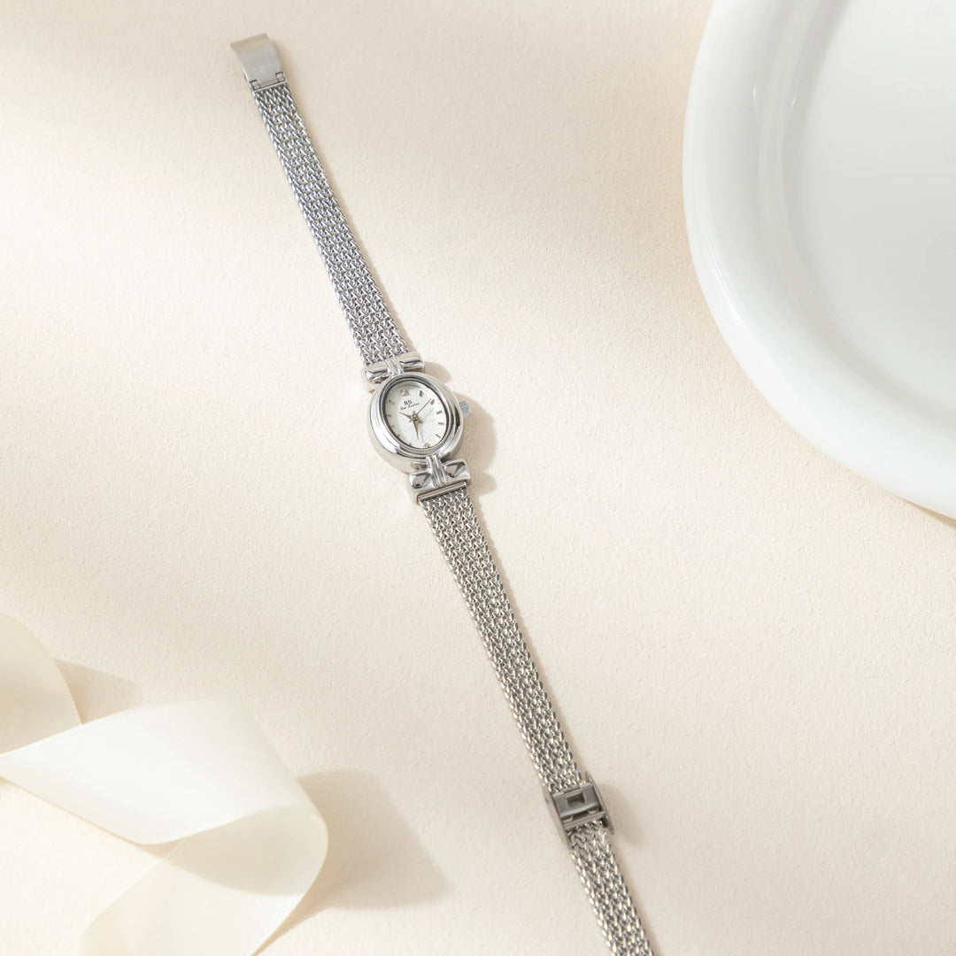 Órla - Elegant Gold Oval Timepiece