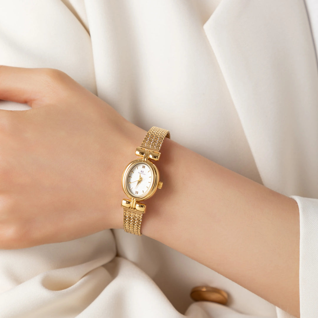 Órla - Elegant Gold Oval Timepiece