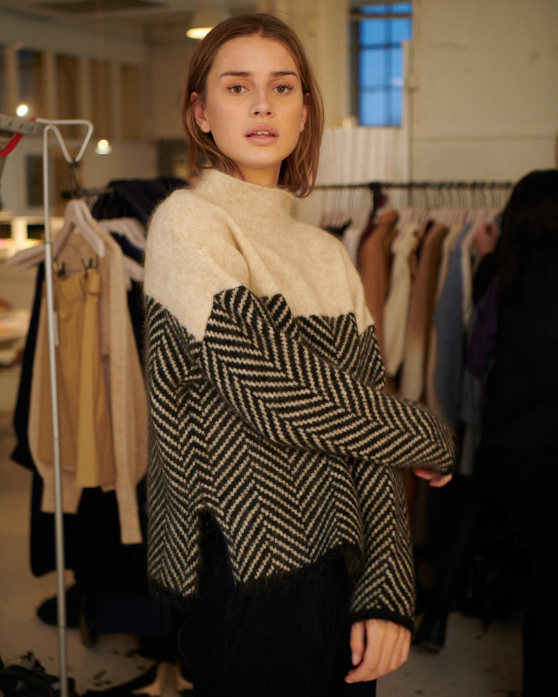 Caitlín | Stand-Up Collar Jumper