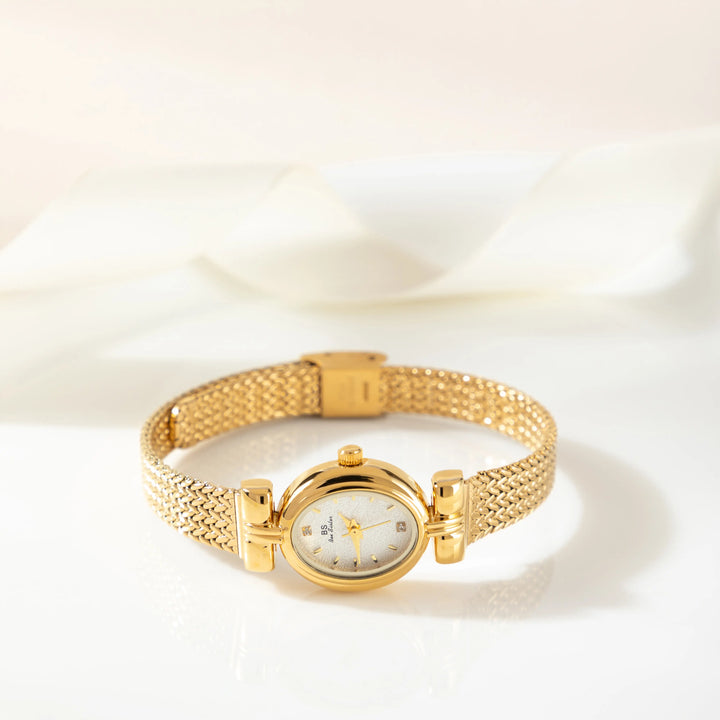 Órla - Elegant Gold Oval Timepiece