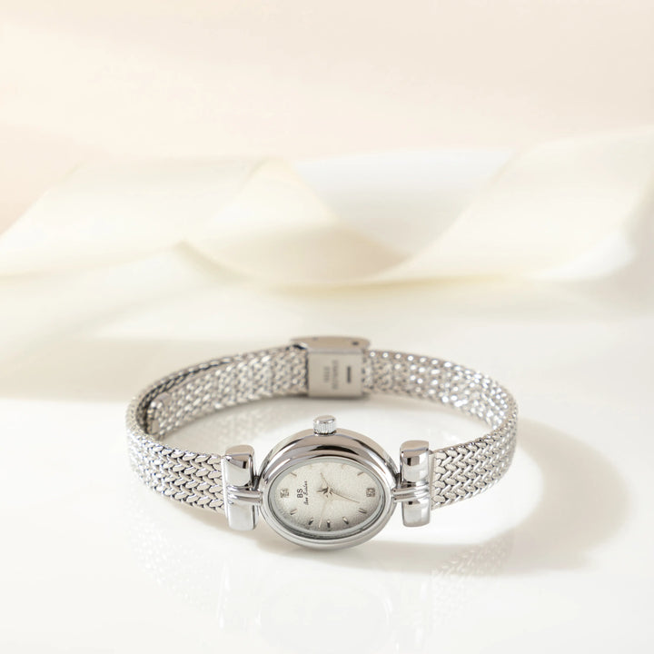 Órla - Elegant Gold Oval Timepiece