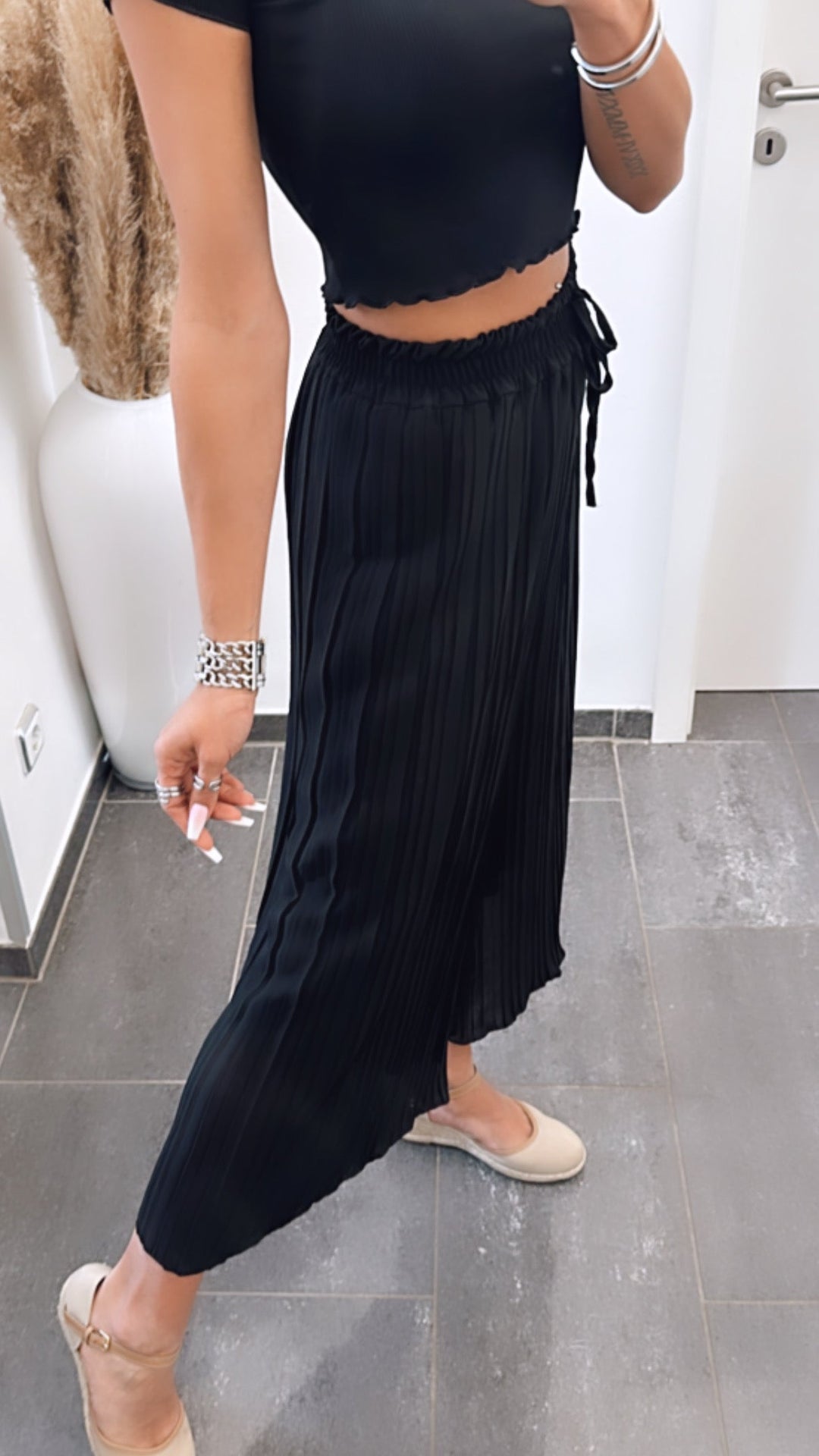 Ciara - Chic Pleated Trousers