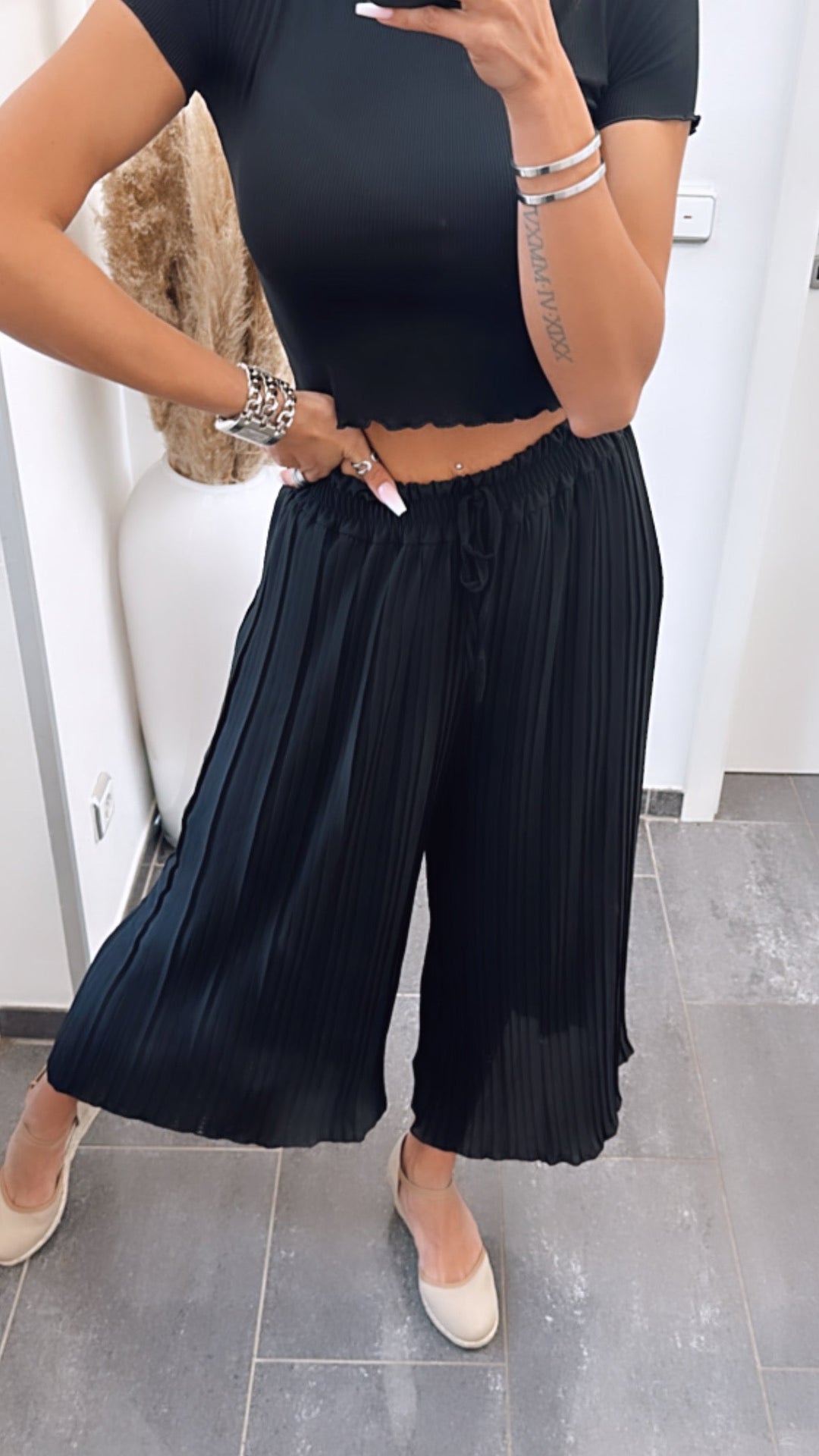 Ciara - Chic Pleated Trousers
