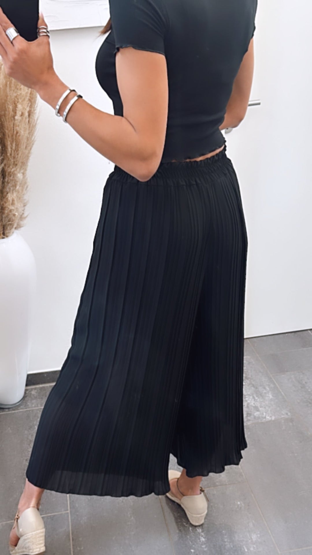 Ciara - Chic Pleated Trousers