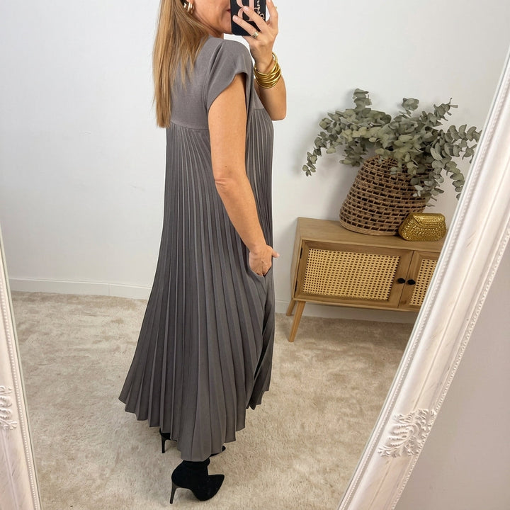 Ailionóra - Flowing Pleated Maxi Dress